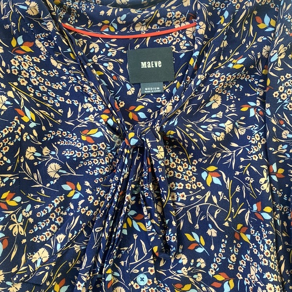 High/low button down floral blouse. - Picture 2 of 3